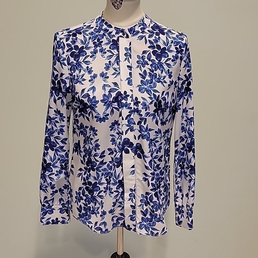 Olivia blue and white floral button down top.  Long sleeve scoop neck. XS